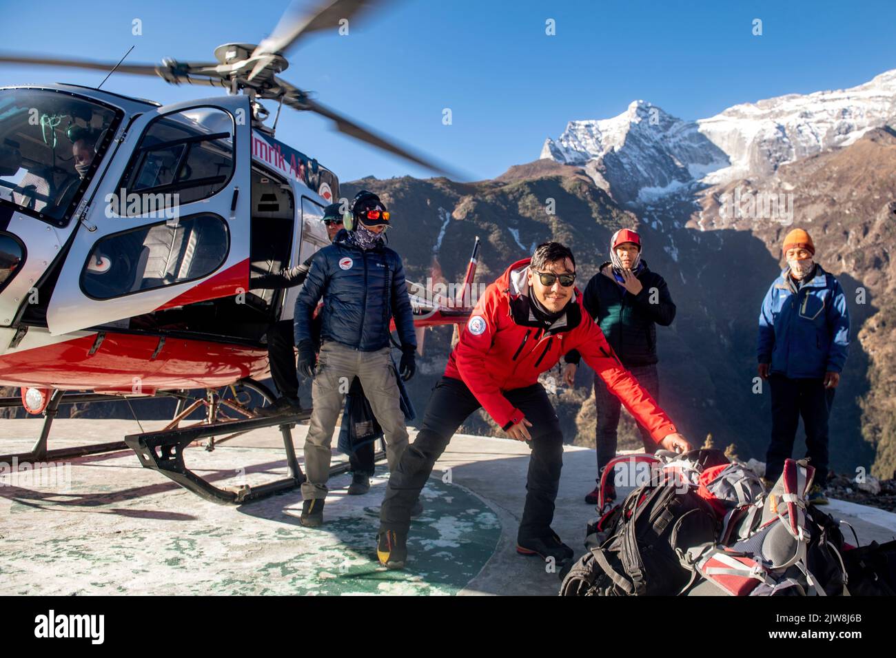 Un gruppo di viaggiatori che volano fuori dall'Himalaya. Foto Stock