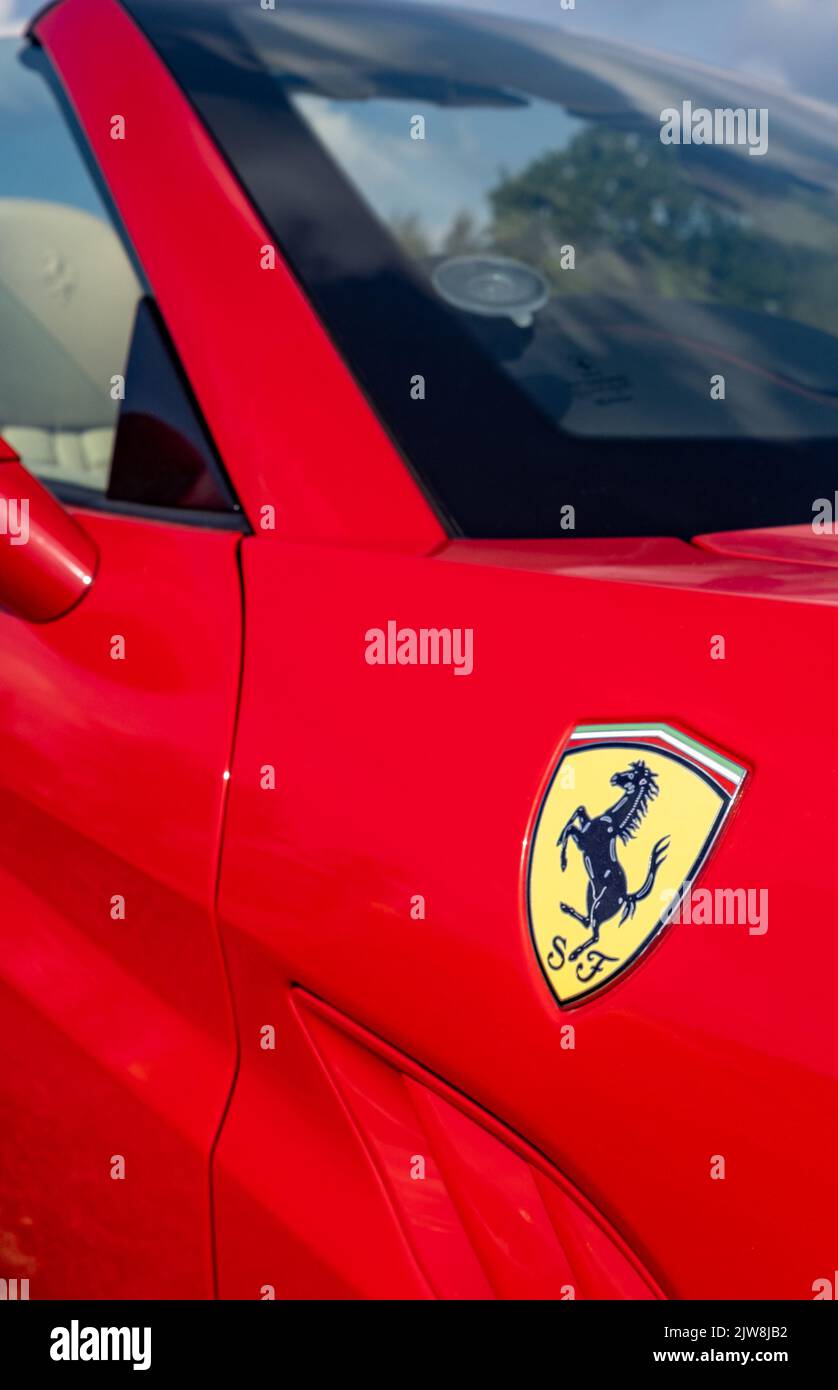 Old Buckenham, Norfolk, Regno Unito – Settembre 03 2022. L’emblema Ferrari Cavallino Rampante “cavallo da praning” sul fianco di una classica Ferrari Spider rossa Foto Stock