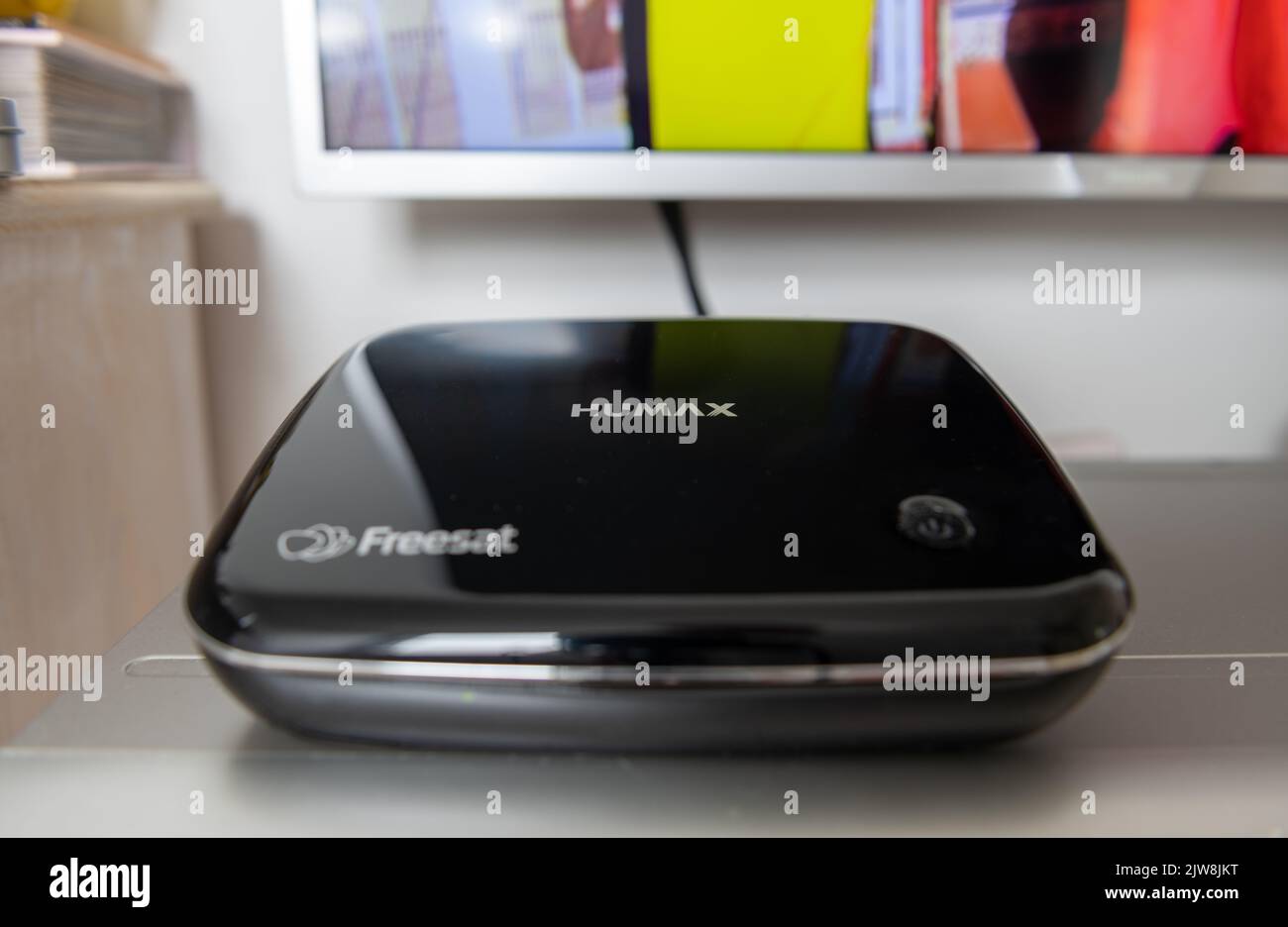 Londra. UK- 09.04.2022. Una scatola di Humax Freesat per ricevere programmi televisivi via satellite gratuiti nel Regno Unito. Foto Stock