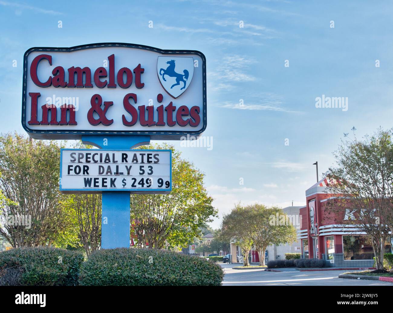 Houston, Texas USA 11-12-2021: Cartello stradale Camelot Inn and Suites con spazio limitato per le copie a Houston, Texas. Catena di motel locale. Foto Stock