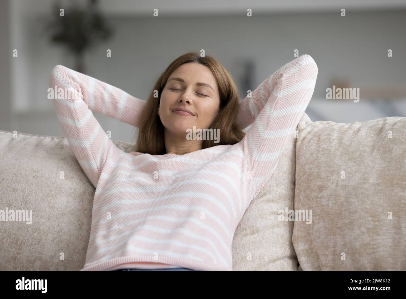 Serena felice bella donna godendo pigro pausa, tranquillo relax Foto Stock