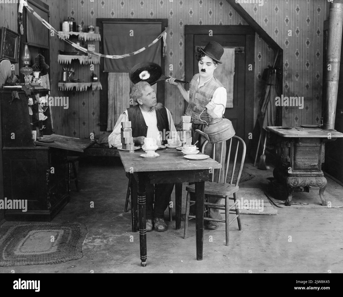 TOM WILSON e CHARLIE CHAPLIN nel breve Silent Comedy SUNNYSIDE 1919 regista/scrittore Charles CHAPLIN First National Pictures Foto Stock