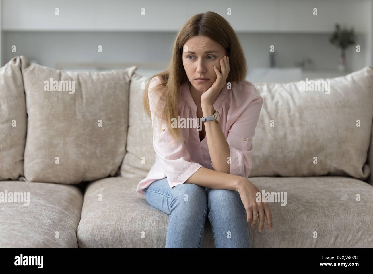 Donna stanca annoiato che soffre di apatia, noia, pigrizia Foto Stock