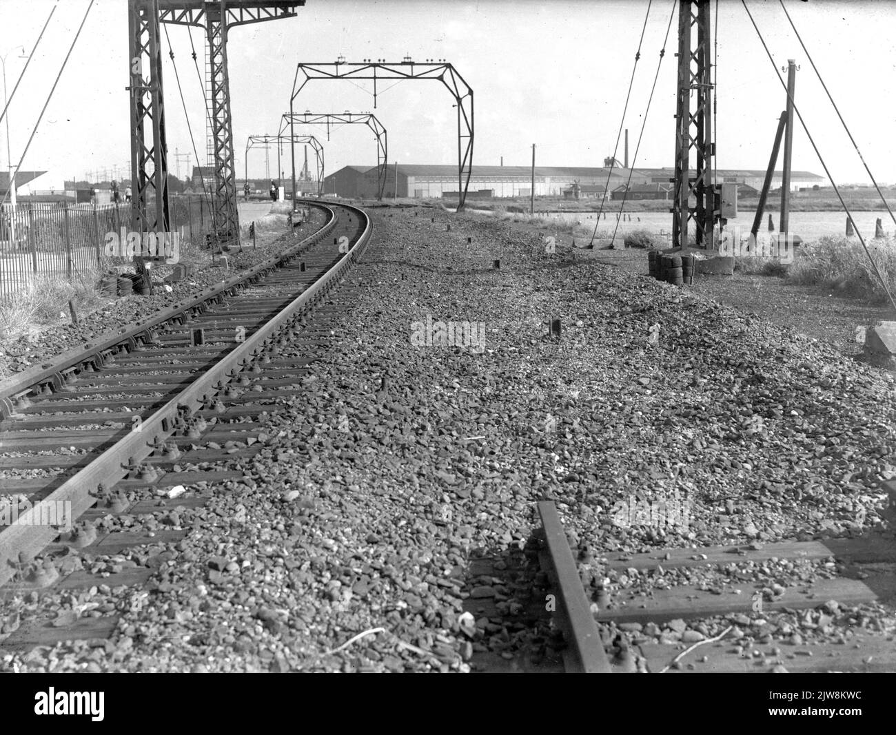 Immagine della linea ferroviaria parzialmente interrotta durante la guerra nei pressi di Zaandam. Foto Stock