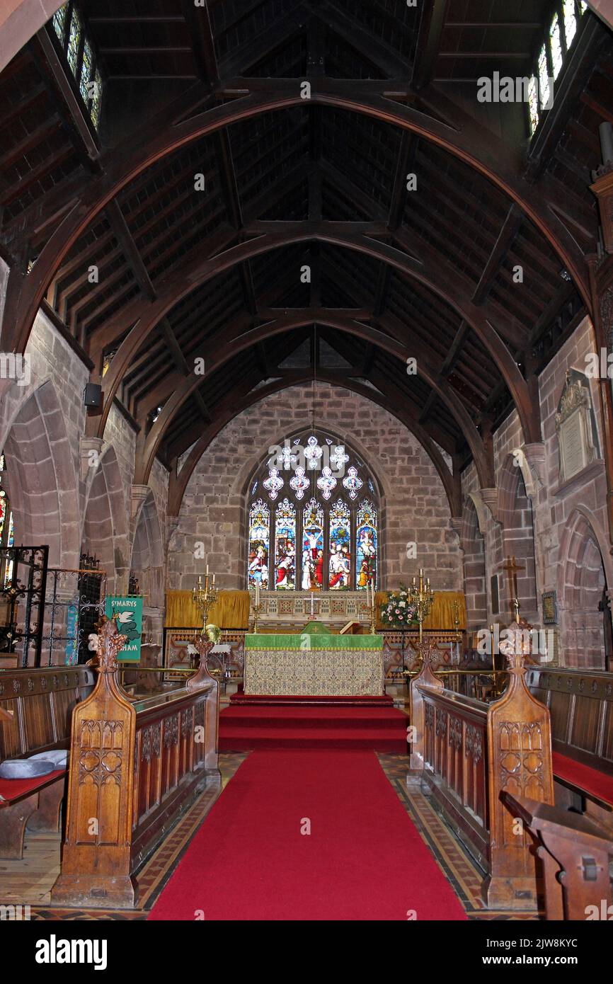 Coro bancarelle e altare di grado II elencati Chiesa Parrocchiale di Santa Maria, Eastham, Wirral Foto Stock