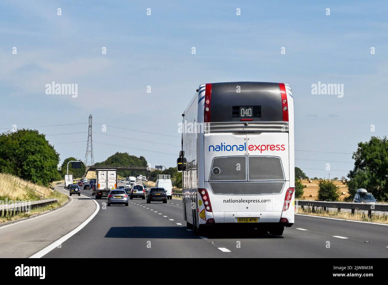 Swindon, Inghilterra, Regno Unito - Agosto 2022: Vista posteriore di un pullman espresso interurbano National Express che viaggia sull'autostrada M4 Foto Stock