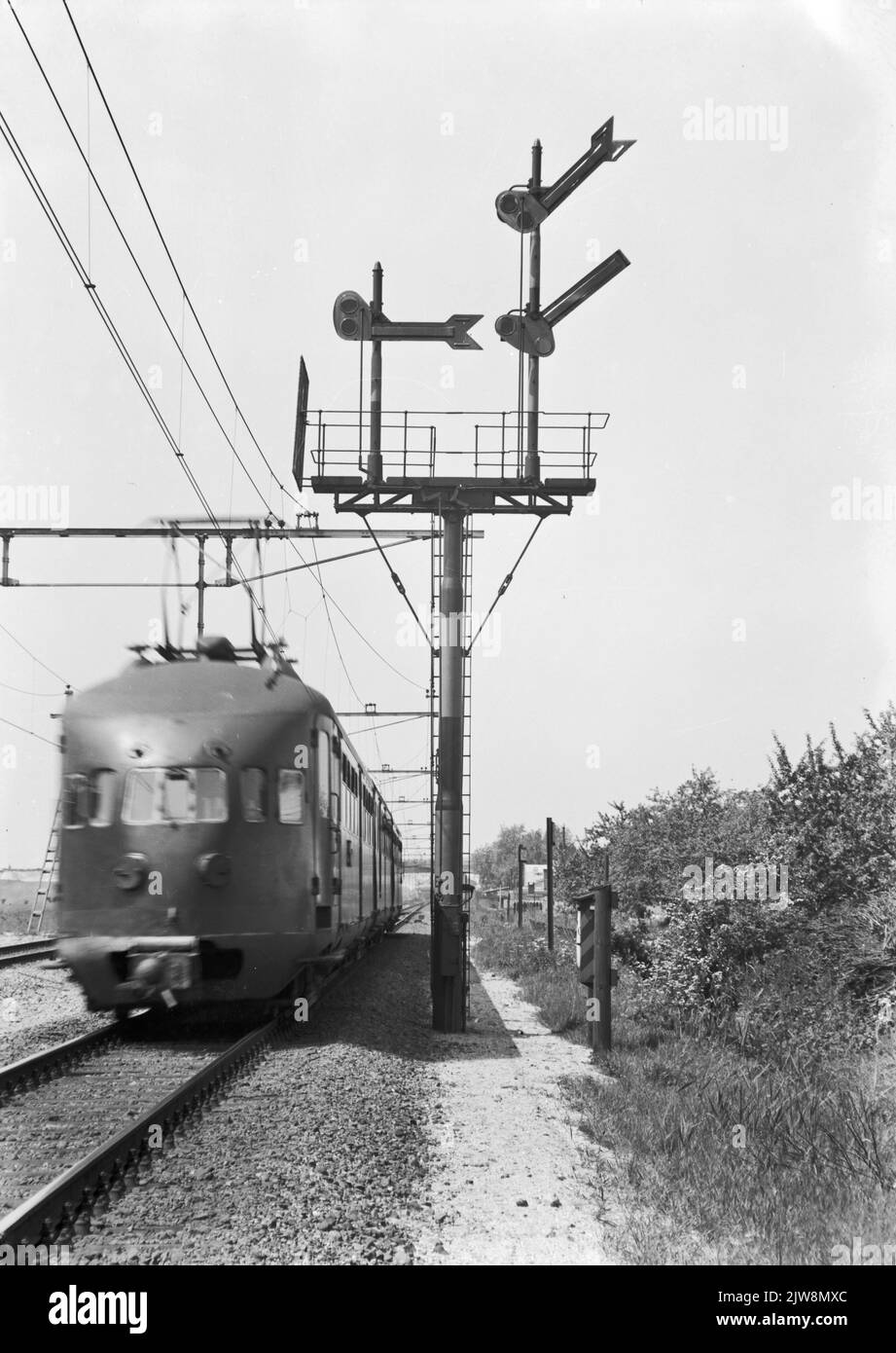 Immagine di un fornitore diviso in due volte con previsione del N.S. Con treno elettrico opaco. 1936 sulla linea ferroviaria Amsterdam-Utrecht, vicino a Maarssen. Foto Stock