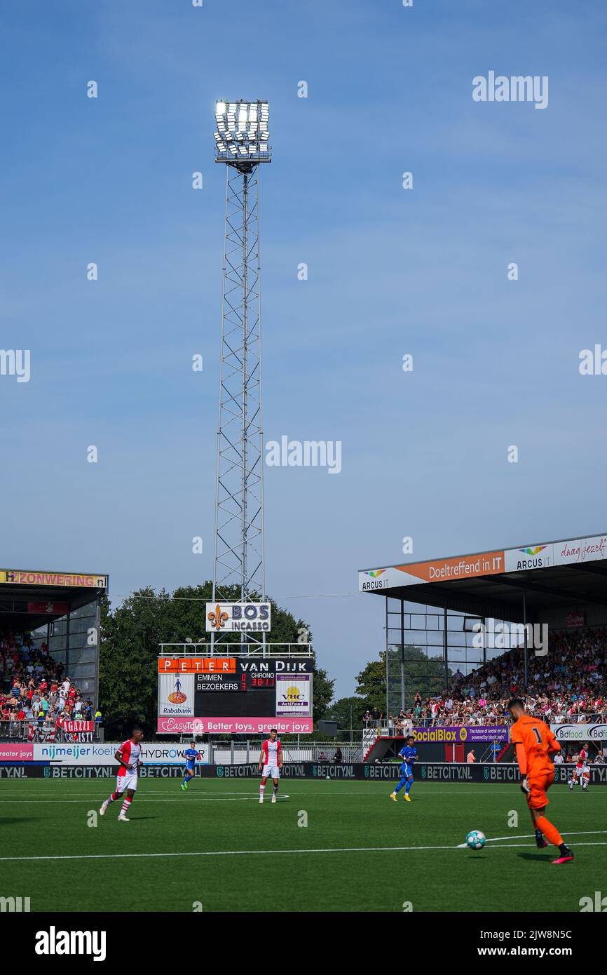 EMMEN - uno dei poli di luce dello stadio durante la partita olandese di Eredivie tra FC Emmen e AZ Alkmaar a De Oude Meerdijk il 4 settembre 2022 a Emmen, Paesi Bassi. ANP ED DEL POL Foto Stock
