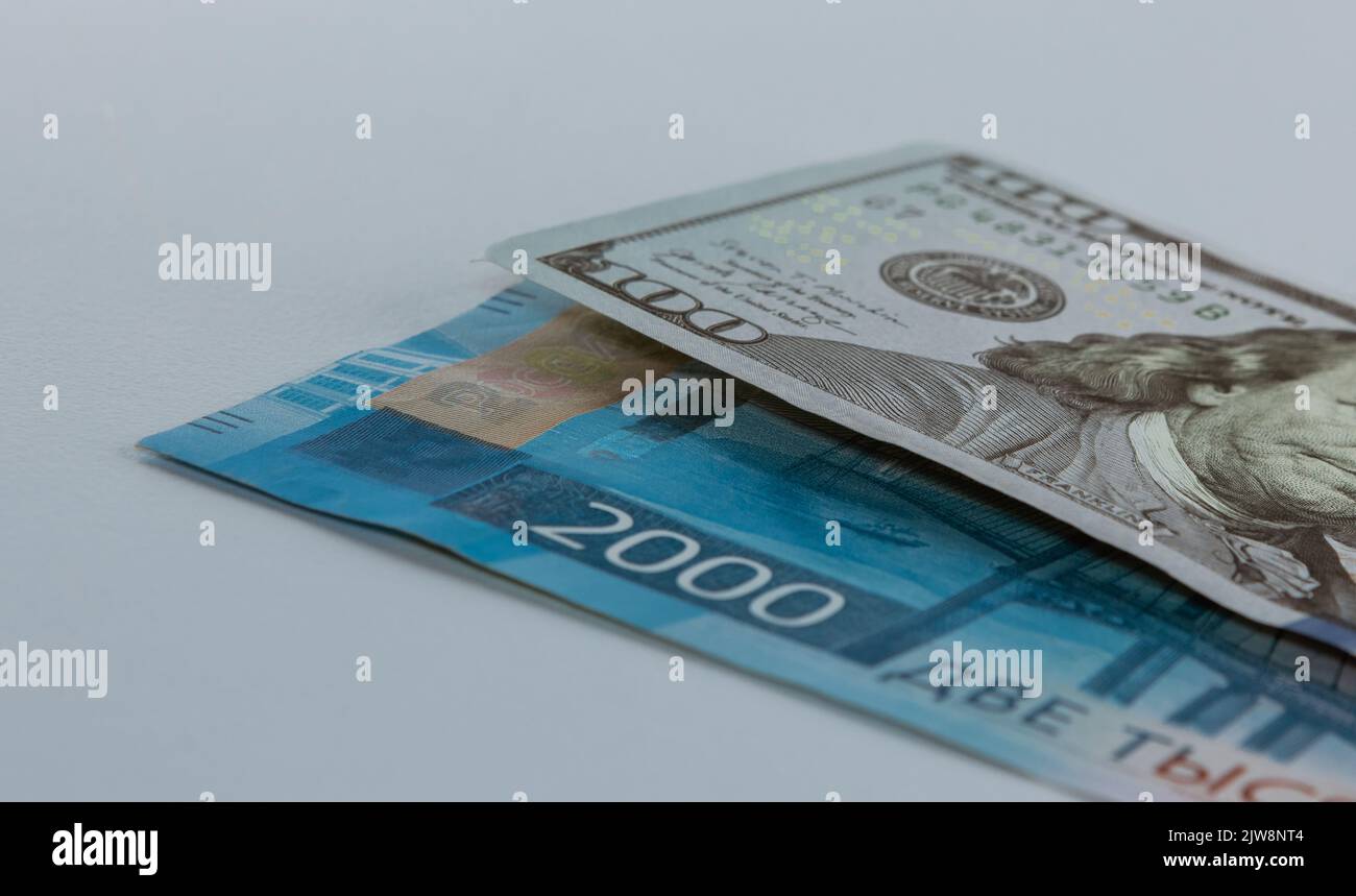 Ruble russo e 100 dollari, banconote Ruble e US 100 dollari Wallpaper business e finanza Foto Stock