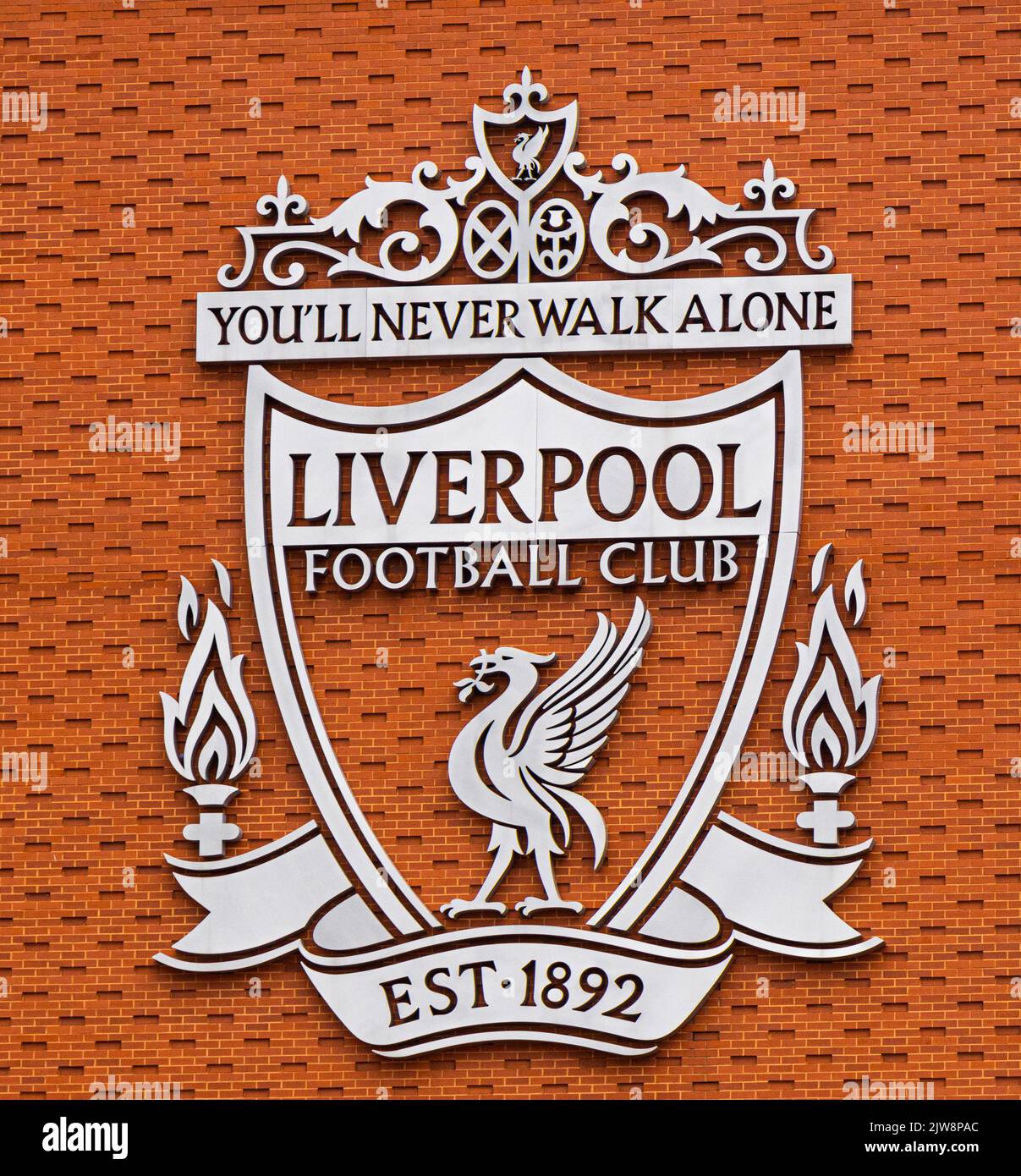 Logo FC Liverpool sulla parete dello stadio Anfield - LIVERPOOL, Regno Unito - 16 AGOSTO 2022 Foto Stock