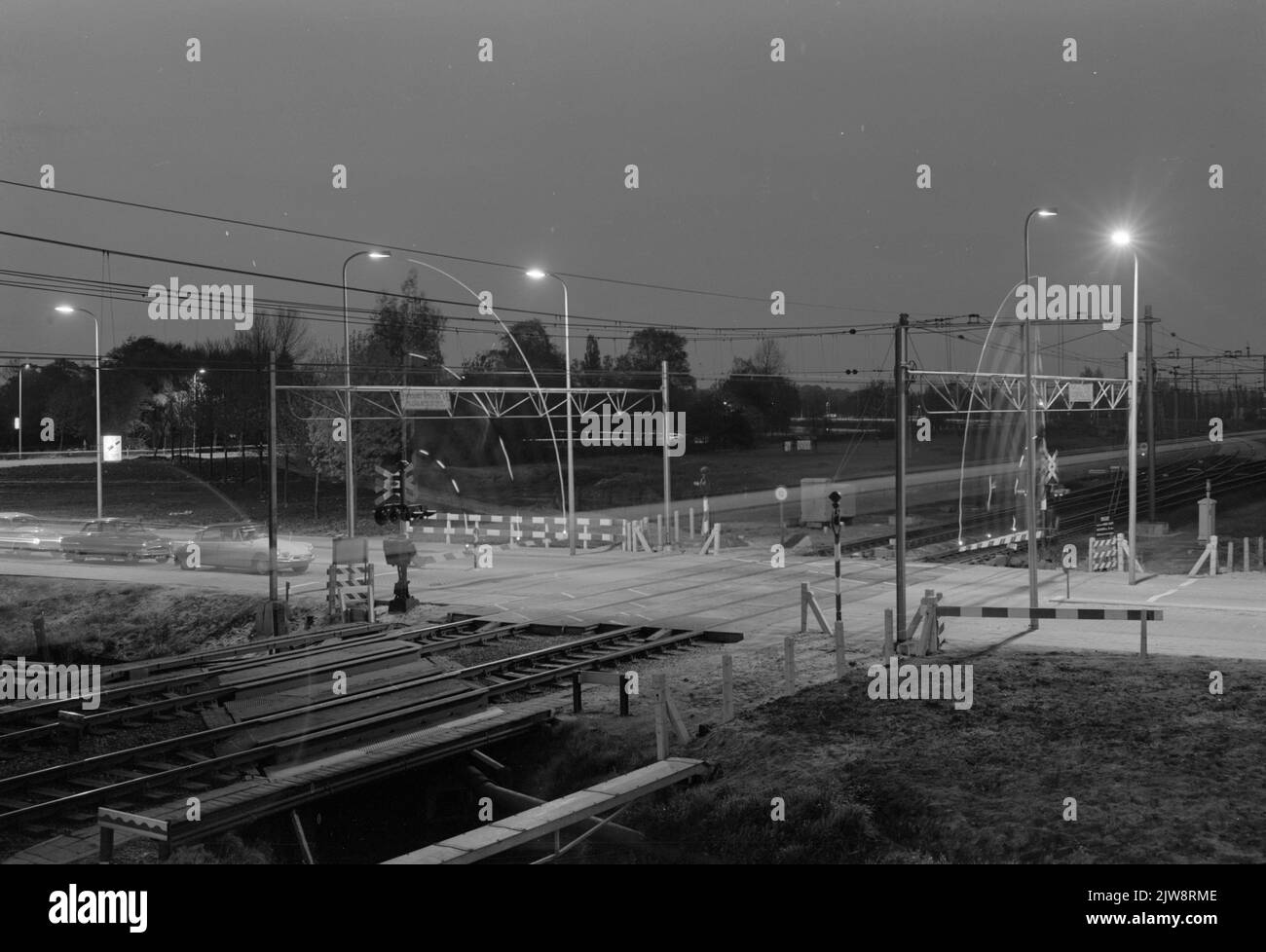 Vista dell'attraversamento ferroviario sicuro di Ahob sull'Eykmanlaan di Utrecht, di sera (registrazione dell'ora). Foto Stock