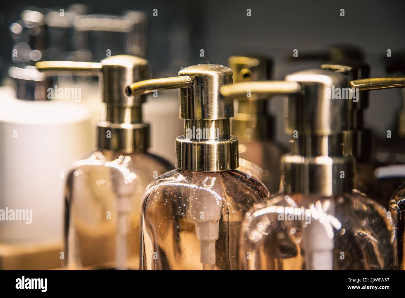 Primo piano, flaconi con dispenser per sapone liquido. Foto Stock