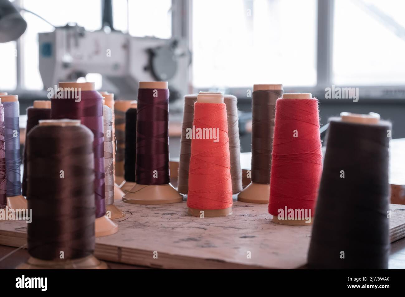 Filettature di colori diversi in officina Foto Stock