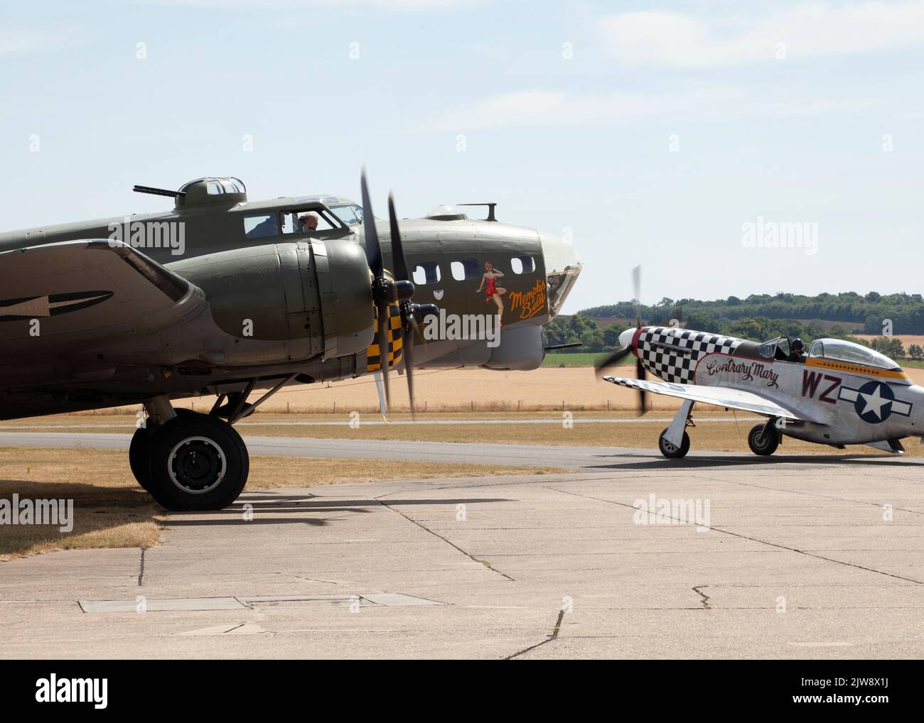 B-17 'Sally B' inizia i suoi motori per il suo espositore estivo di aria al Duxford Summer Airshow 23rd luglio 2022, affiancato da un vintage P-51 Mustang Fighter Foto Stock