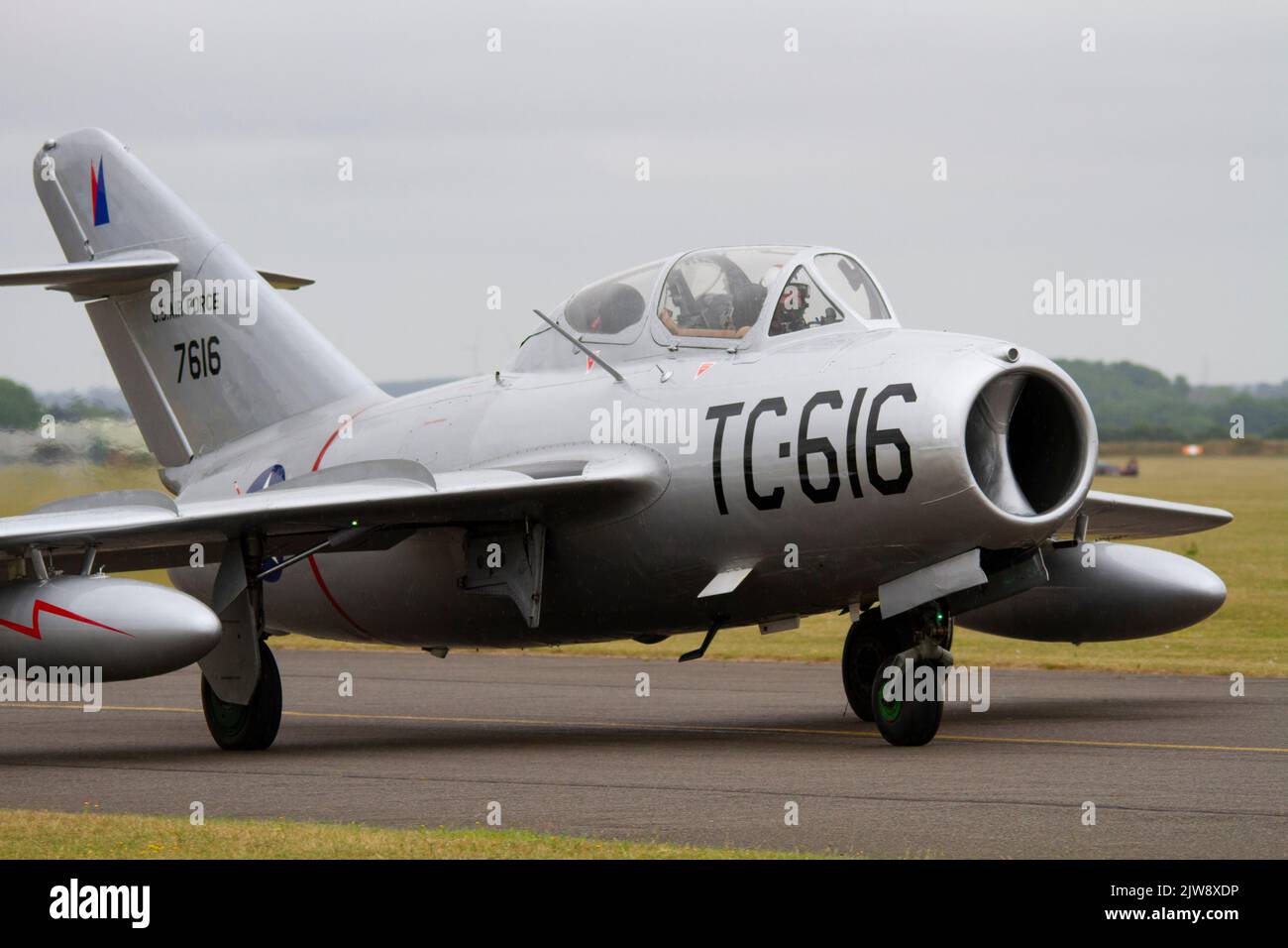 Mikoyan-Gurevich MIG 15 atterrando sulla pista 24 al Duxford Summer Airshow 23rd luglio 2022 Foto Stock