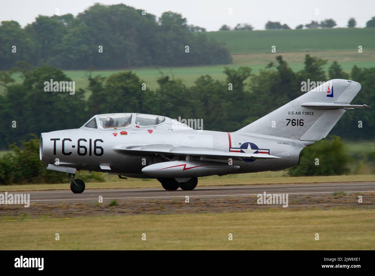 Mikoyan-Gurevich MIG 15 atterrando sulla pista 24 al Duxford Summer Airshow 23rd luglio 2022 Foto Stock