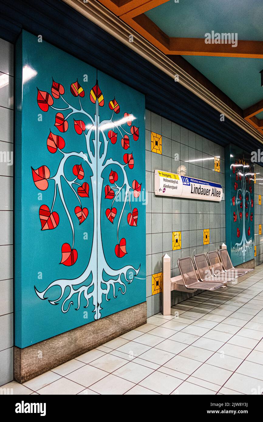 U Lindauer Allee, Reinickendorf, Berlino. La stazione della metropolitana U-Bahn serve la linea U8 aperta nel 1994. Progettato dall'architetto Rainer G. Rümmler Foto Stock