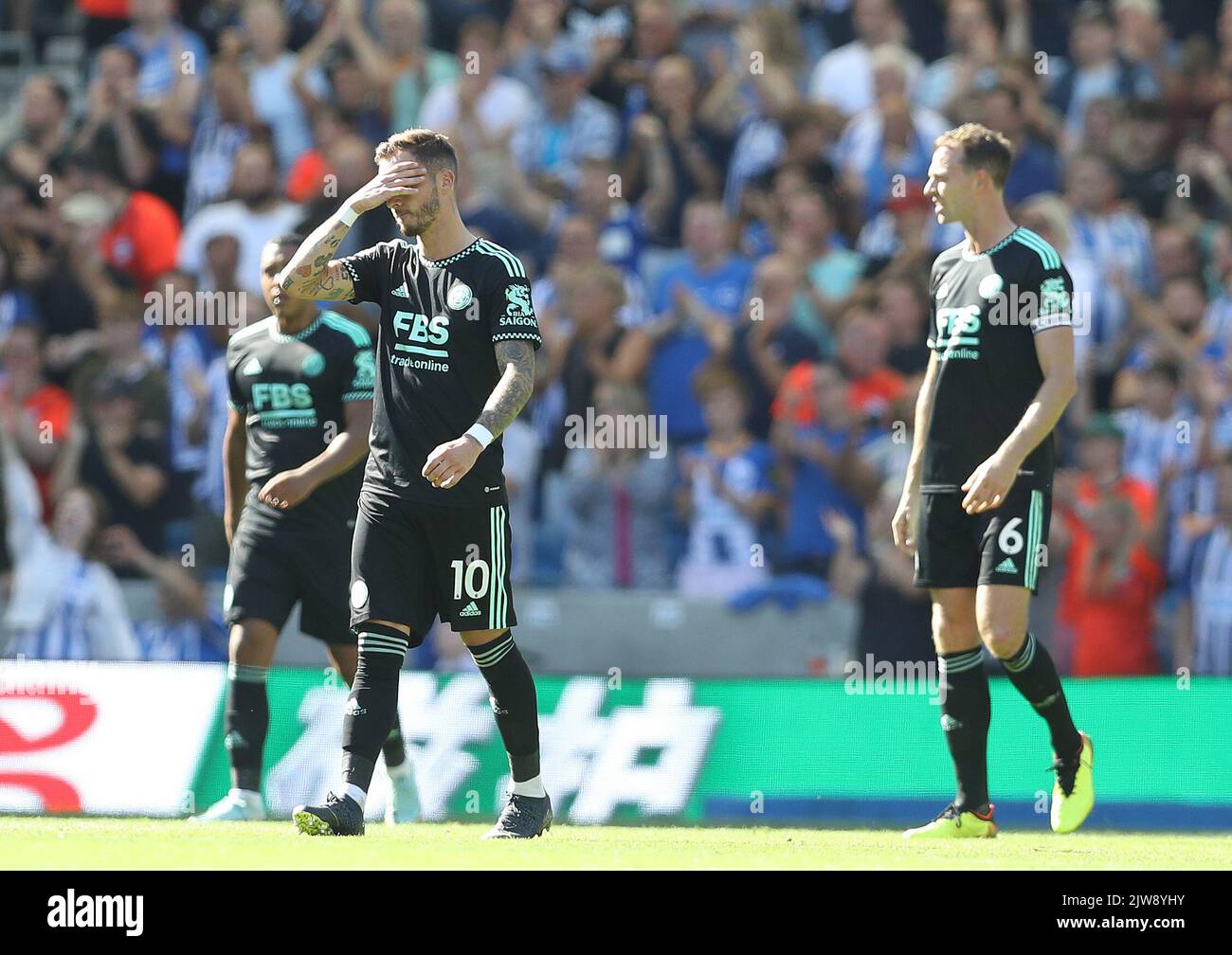 Brighton e Hove, Regno Unito. 4th Set, 2022. James Maddison di Leicester City sembra sconsolato dopo che Alexis Mac Allister di Brighton e Hove Albion segnano i punteggi per 4-2 durante la partita della Premier League presso l'AMEX Stadium, Brighton e Hove. Il credito dell'immagine dovrebbe essere: Paul Terry/Sportimage Credit: Sportimage/Alamy Live News Foto Stock