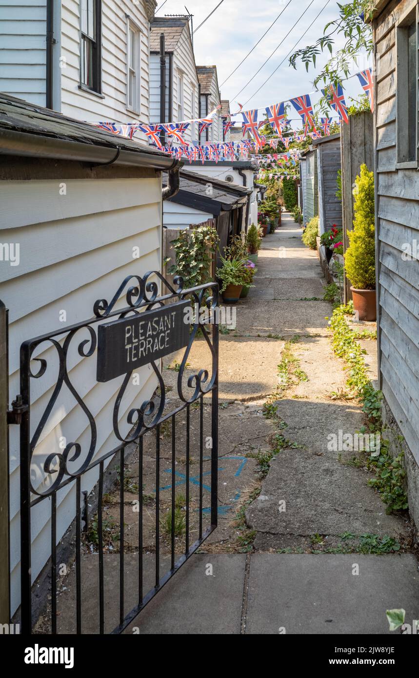 Pleasant Terrace, una fila di case tradizionali a schiera con alberi a vista a Leigh-on-Sea, Essex, Regno Unito. Foto Stock