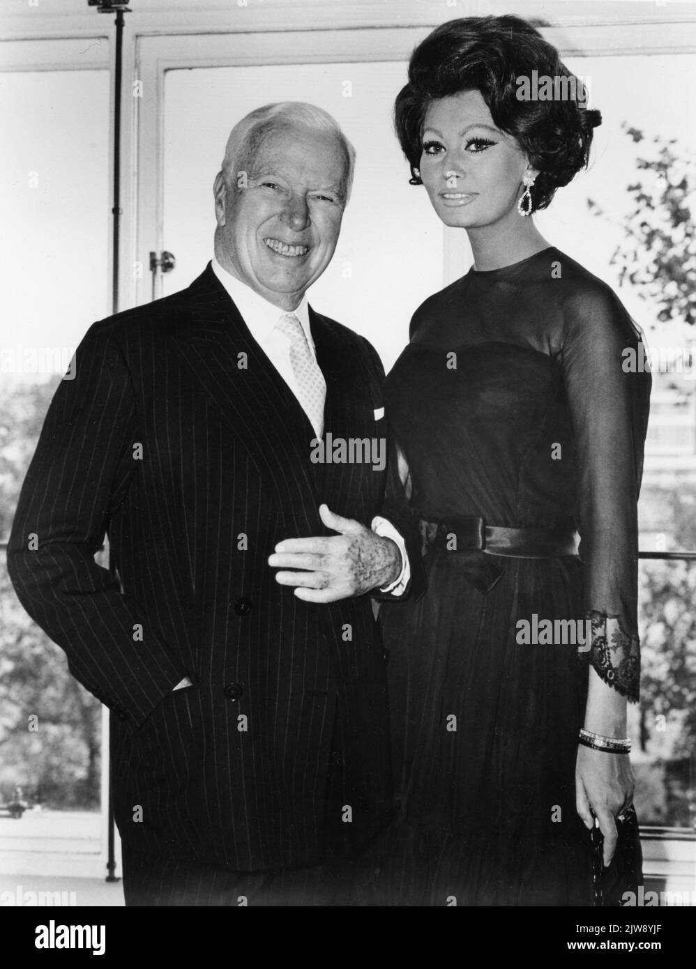 CHARLIE CHAPLIN e SOPHIA LOREN ad un ricevimento stampa il 1st 1965 novembre al Savoy Hotel di Londra per annunciare l'inizio delle riprese nel gennaio 1966 di Una CONTESSA DI HONG KONG 1967 regista / scrittore / musica CHARLES CHAPLIN Chaplin Film Productions Ltd. / Universal Pictures Foto Stock