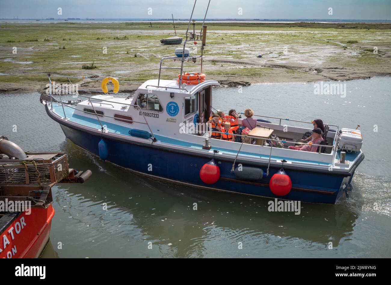 Un gruppo di famiglie parte da Leigh-on-Sea in Essex, Regno Unito, sull'imbarcazione da diporto Starfish per una gita in barca intorno all'estuario del Tamigi. Foto Stock