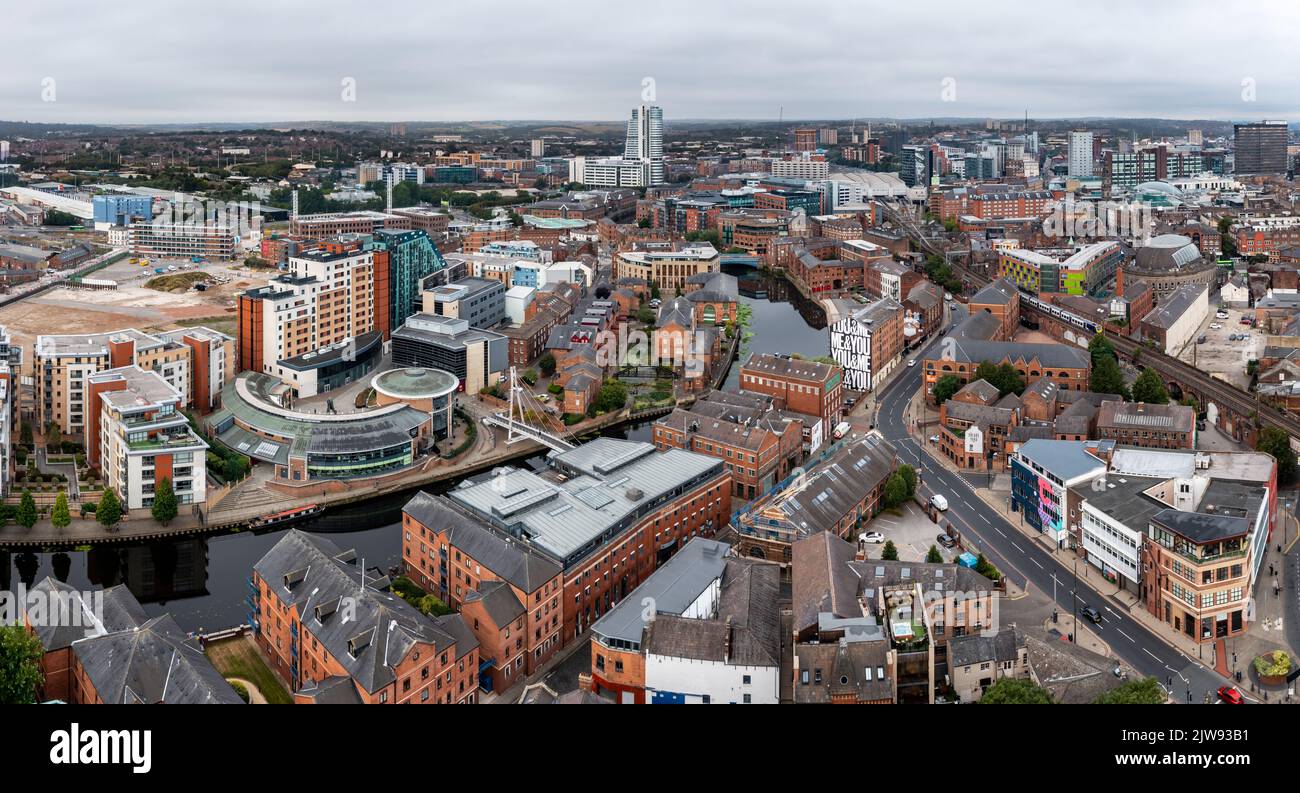 LEEDS, REGNO UNITO - 2 SETTEMBRE 2022. Una vista panoramica aerea dello skyline di Leeds con Leeds Dock e Robert's Whaf sul canale da Leeds a Liverpool Foto Stock