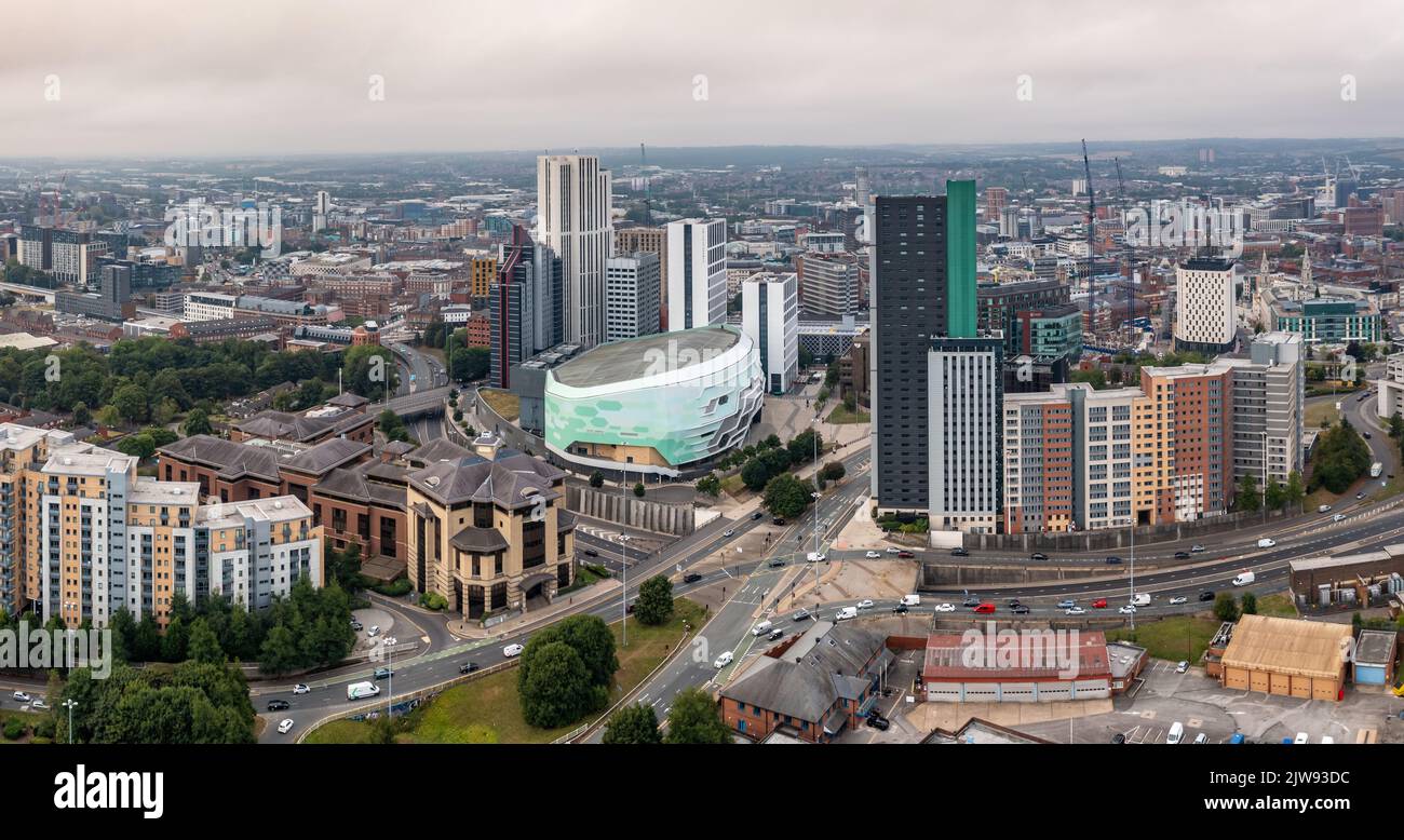 Una vista aerea della prima Direct Arena e degli edifici circostanti nel quartiere Arena in uno skyline di Leeds Foto Stock