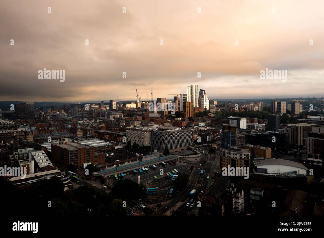 LEEDS, REGNO UNITO - 2 SETTEMBRE 2022. Vista panoramica aerea del centro di Leeds con la stazione degli autobus e il centro commerciale Victoria, che si affaccia durante un sole drammatico Foto Stock