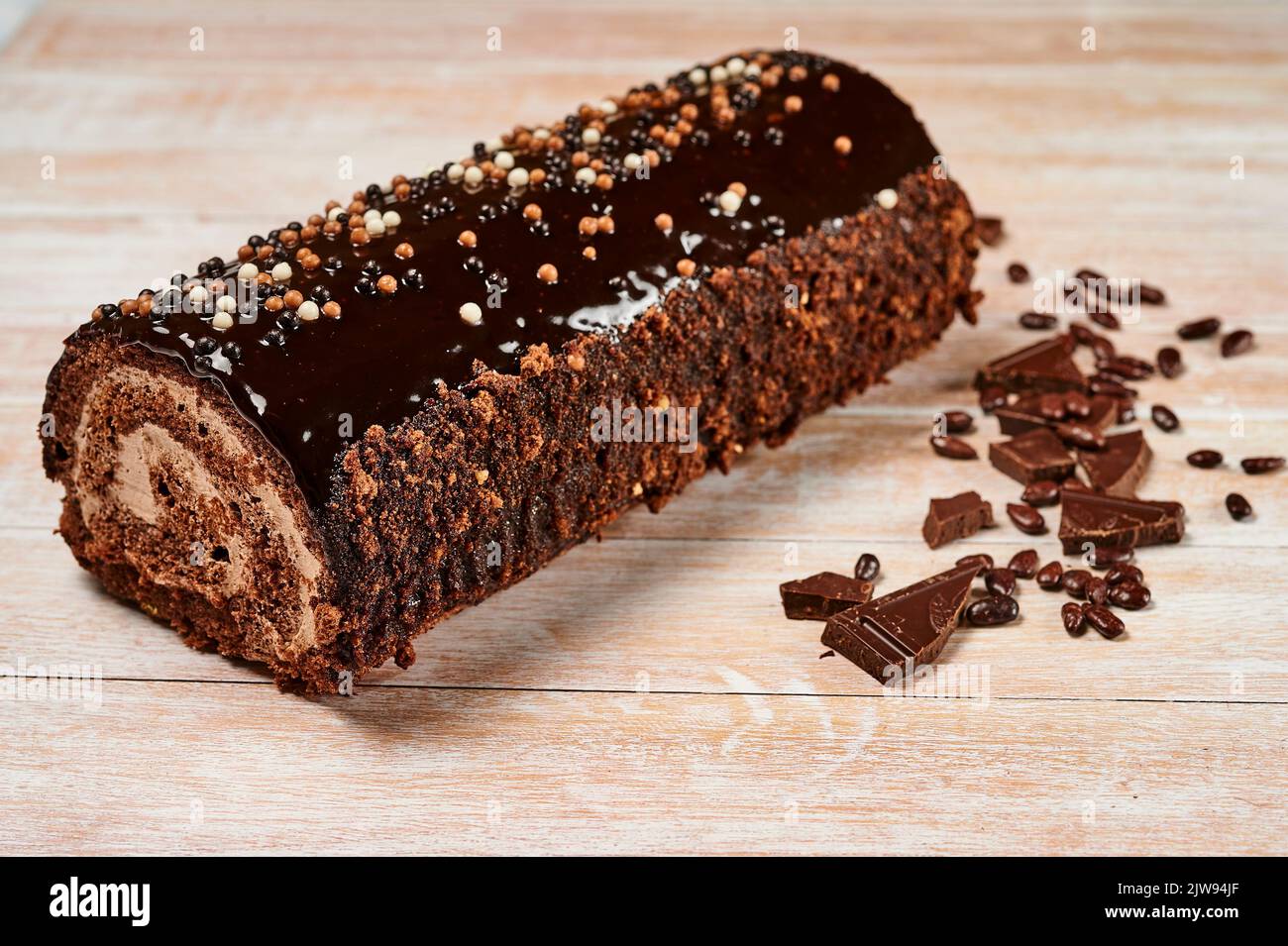 rotolo di cioccolato svizzero, rotolo, rotolo di crema, log svizzero. Venduto in un supermercato. Scatola di plastica. Biscotto, marmellata e crema. Foto Stock