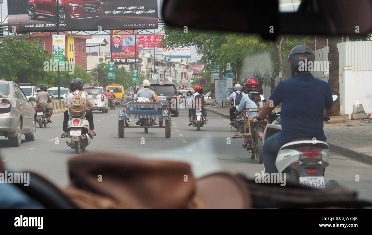 Phnom Penh Cambogia. Febbraio 1 2018. Strada intorno al mercato russo o mercato Toul Tom Poung. Immagini della gente cibo e stile di vita intorno al mercato russo Foto Stock