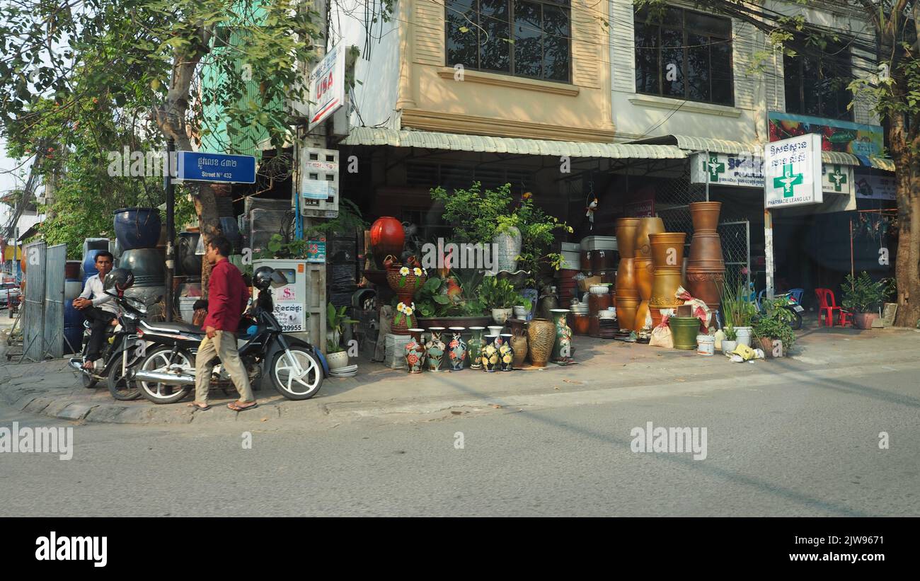 Phnom Penh Cambogia. Febbraio 1 2018. Strada intorno al mercato russo o mercato Toul Tom Poung. Immagini della gente cibo e stile di vita intorno al mercato russo Foto Stock