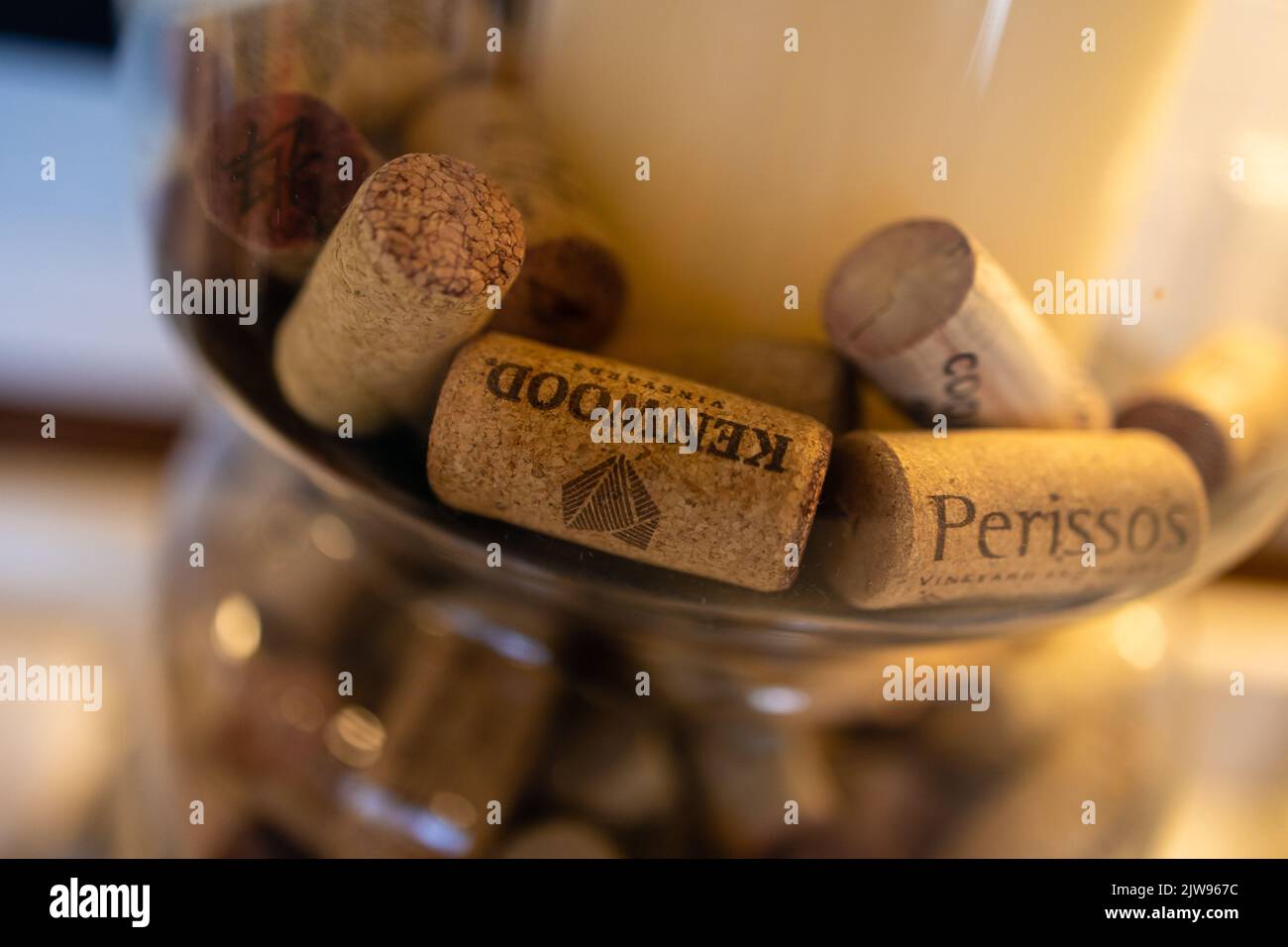 Tappi di vino in un elegante contenitore di vetro. Foto Stock