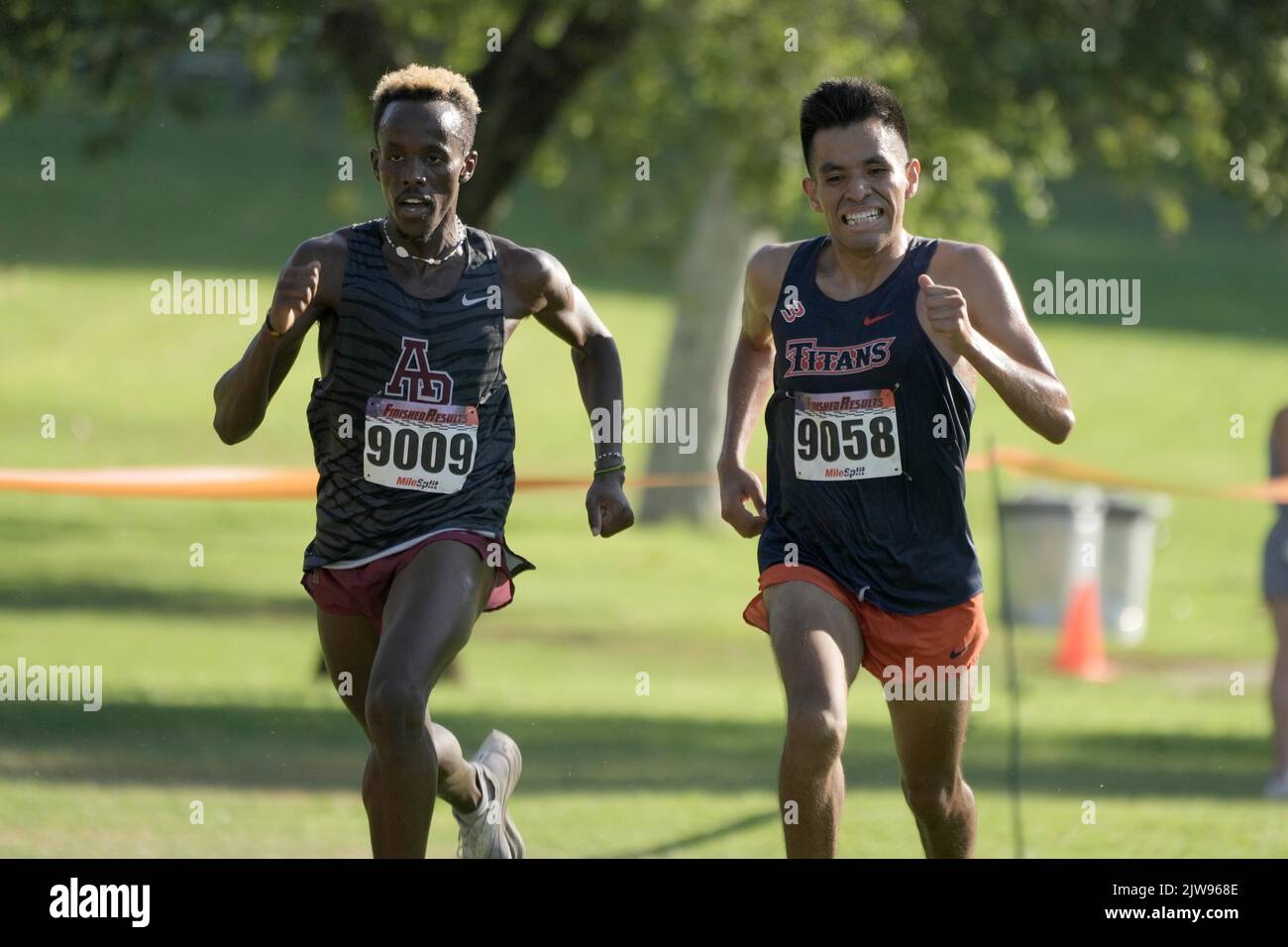 Nixon Korir di Azusa Pacific sconfigge Alexis Garcia di Cal State Fullerton per vincere la gara maschile, 25:03,7-25:04.8, durante la Mark Covert Cross Coun Foto Stock