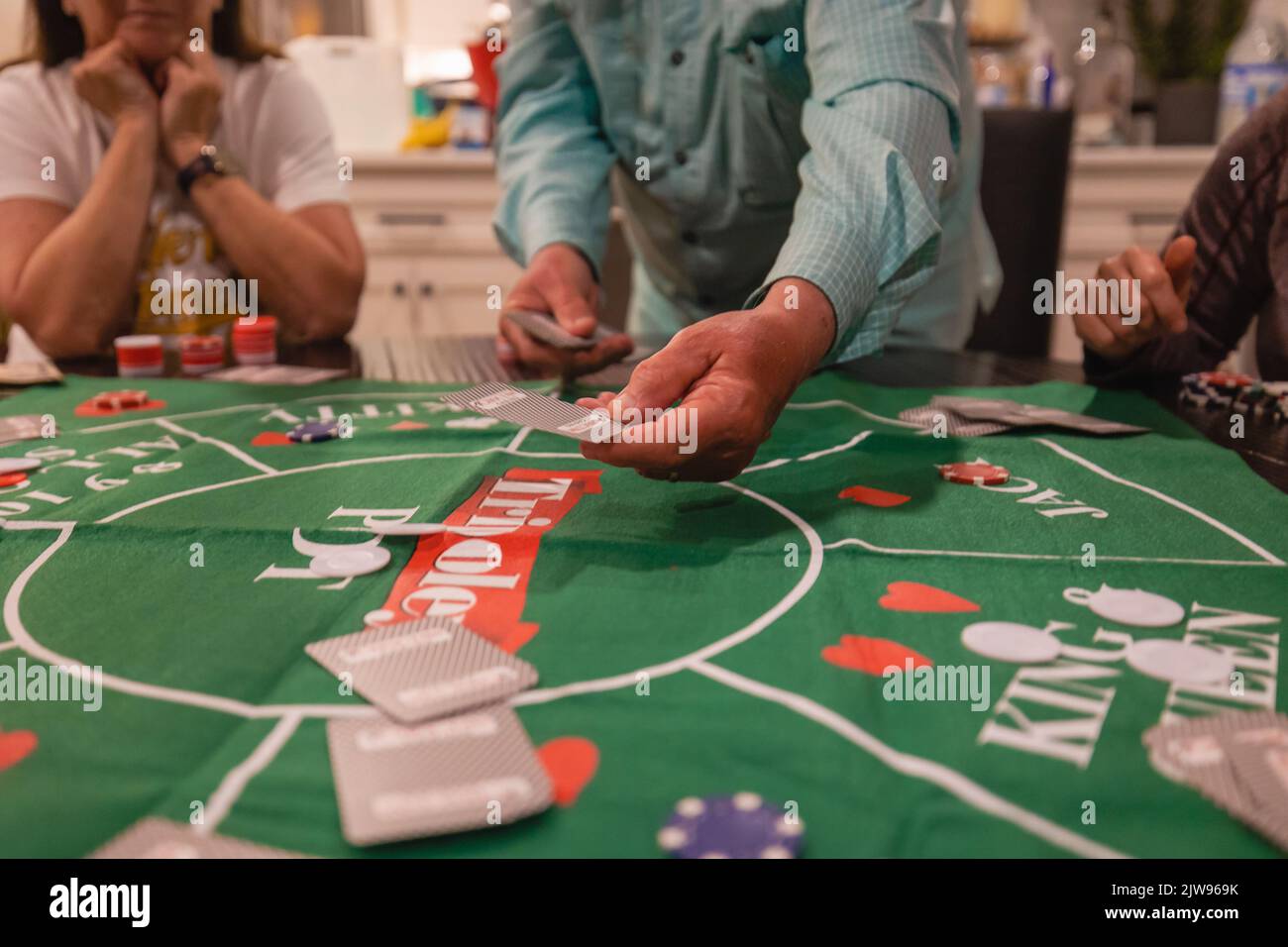 Carta che viene distribuita durante una partita di poker Foto Stock