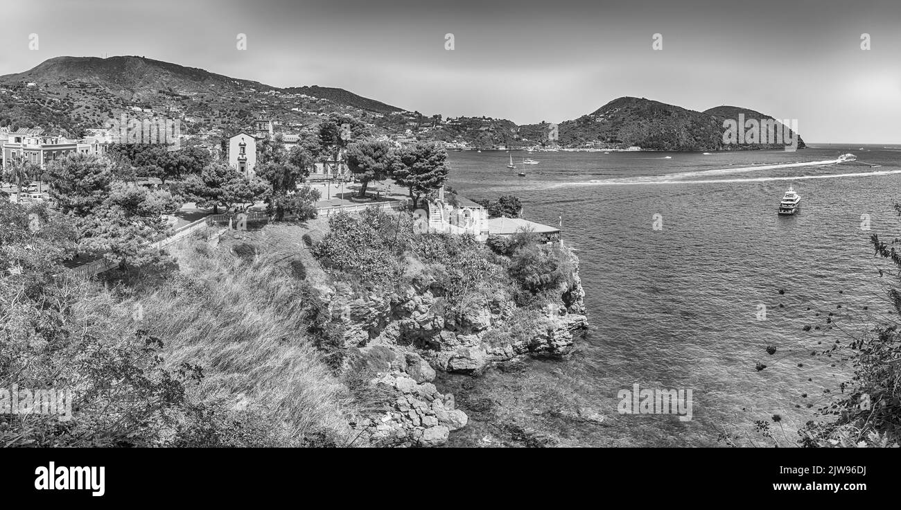Il panoramico lungomare di Lipari, la più grande delle Isole Eolie del Mar Tirreno al largo della costa settentrionale della Sicilia, nel sud dell'Italia Foto Stock