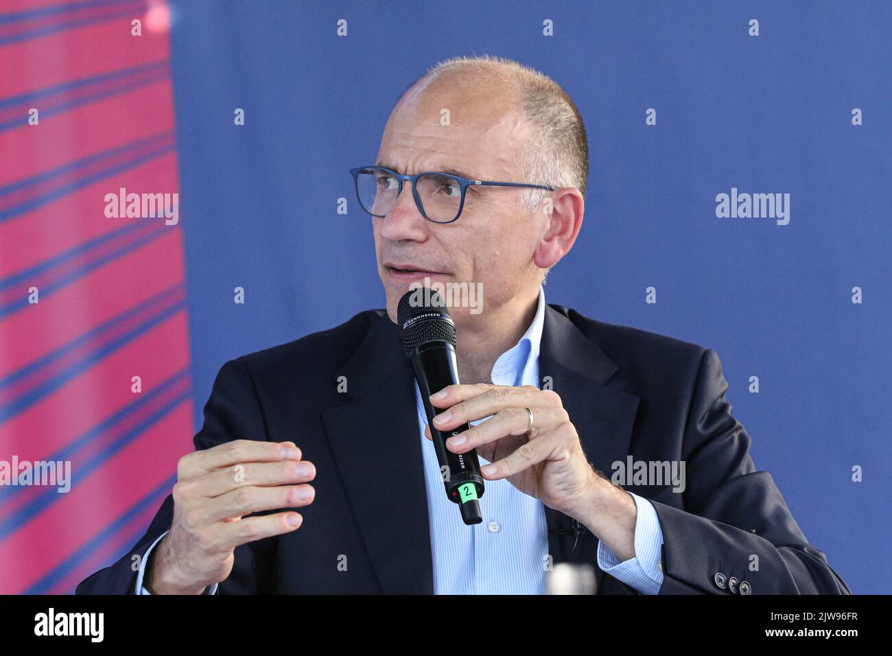 Dogliani, Italia. 4th Settembre 2022. Il segretario del Partito democratico (PD) Enrico letta, intervistato da Maurizio Molinari, direttore della redazione del giornale la Repubblica al “Festival della TV di Dogliani (CN)” Credit: Norberto Maccagno/Alamy Live News Foto Stock