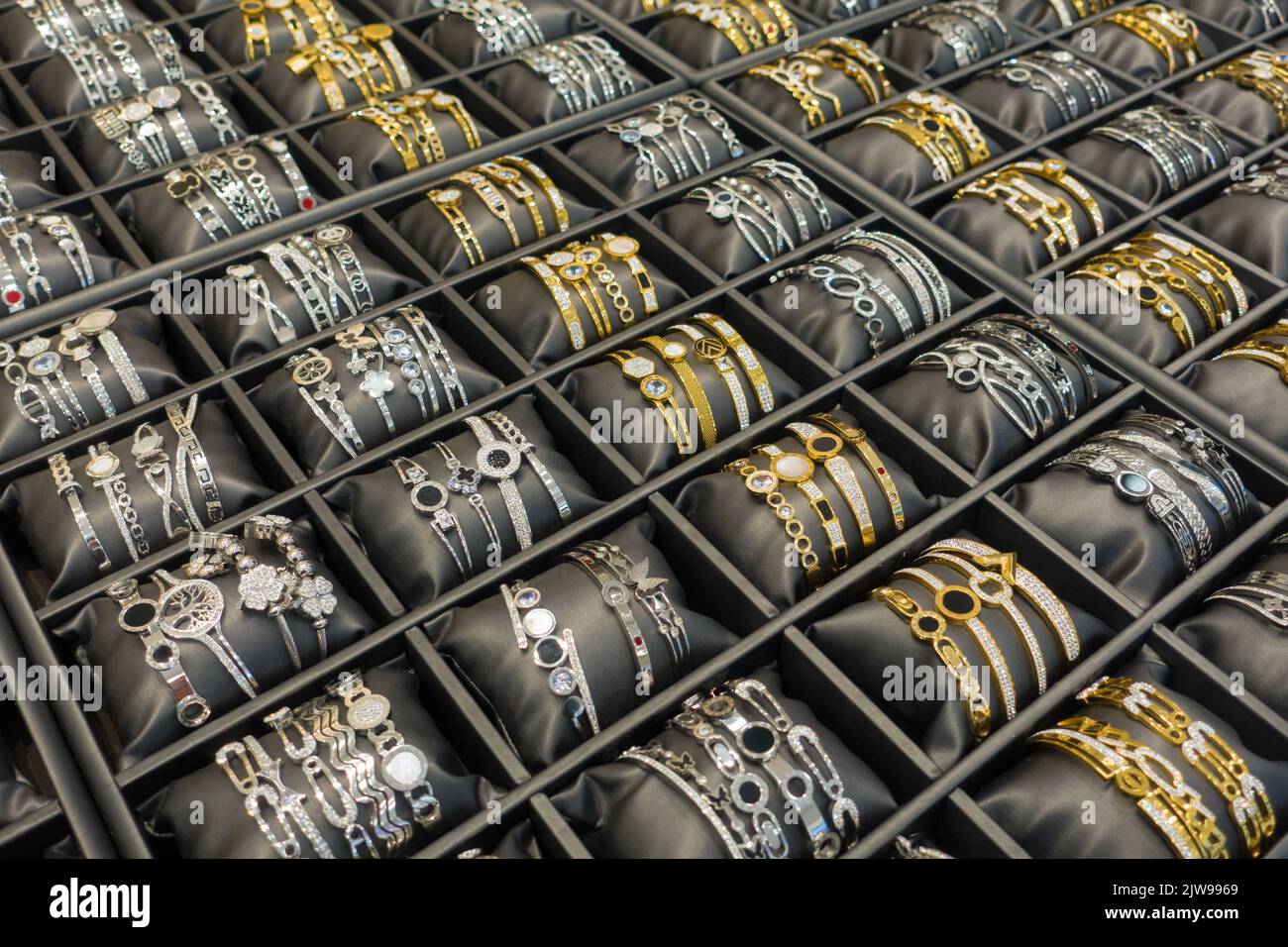 Istanbul, Turchia - 13 marzo 2022: Foto di gioielli in oro e argento in una vetrina di gioielleria Foto Stock