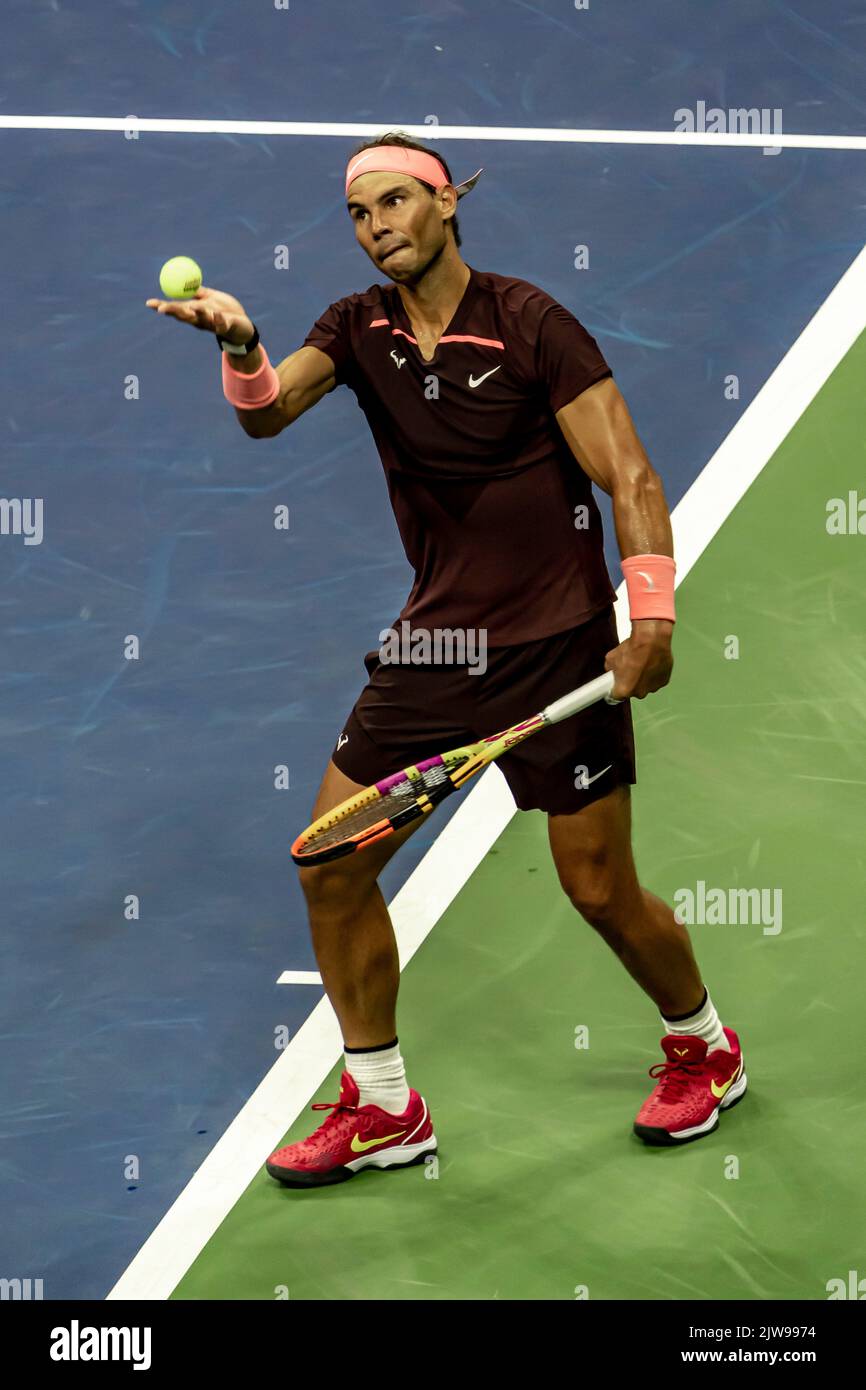 Rafael Nadal (ESP) gareggiando nel primo turno di al 2022 US Open Tennis. Foto Stock
