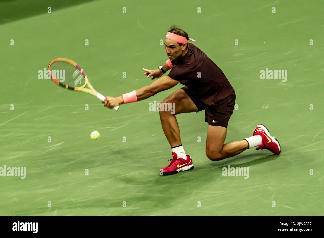 Rafael Nadal (ESP) gareggiando nel primo turno di al 2022 US Open Tennis. Foto Stock