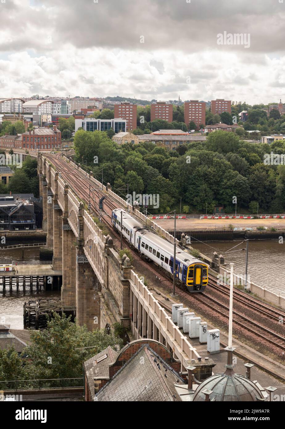 Treno diesel Northern Rail che attraversa il ponte di alto livello da Newcastle-upon-Tyne a Gateshead, Tyne e Wear, Inghilterra, Regno Unito Foto Stock