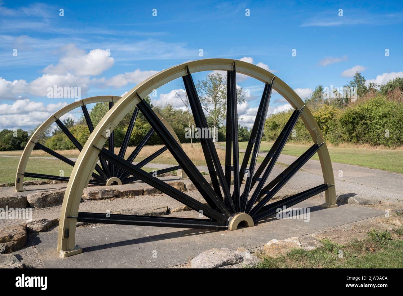 Vecchie ruote a pit che fanno parte del Miner's Memorial Garden a Herrington Country Park, Sunderland, Inghilterra, Regno Unito Foto Stock