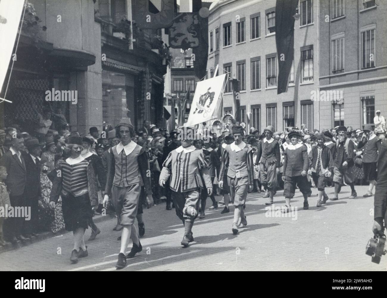 Immagine della sfilata di masquerade durante la celebrazione del 60th° anniversario (300 anni di esistenza) dell'università, sullo Stadhuisbrug di Utrecht. Foto Stock