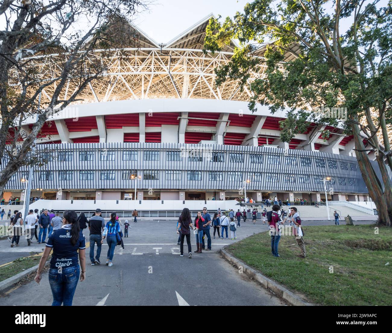 Le persone che vanno ad una partita di calcio allo Stadio Nazionale di San José, Costa Rica. Foto Stock