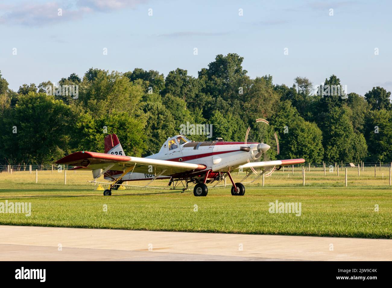 Crop Duster Plane, all'aeroporto, e USA, di James D Coppinger/Dembinsky Photo Assoc Foto Stock