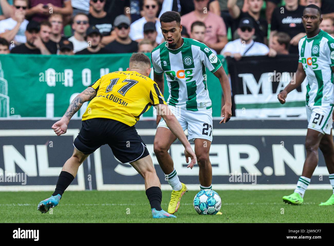 GRONINGEN, PAESI BASSI - 4 SETTEMBRE: Kacper Kozlowski di Vitesse, Cyril Ngonge di FC Groningen durante la partita olandese di Eredivie tra FC Groningen e Vitesse all'Euroborg il 4 settembre 2022 a Groningen, Paesi Bassi (Foto di Peter Lous/Orange Pictures) Foto Stock