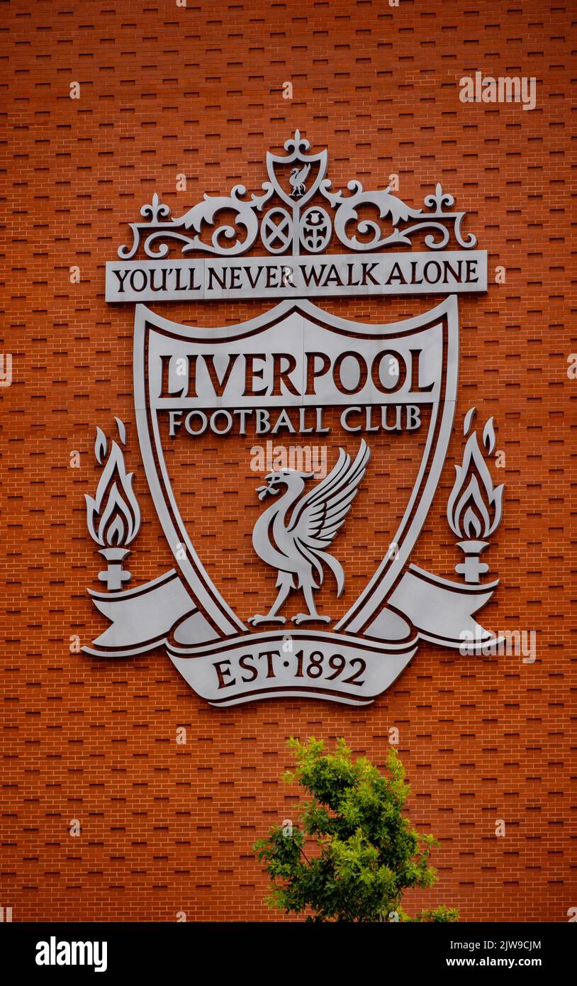 Logo FC Liverpool sulla parete dello stadio Anfield - LIVERPOOL, Regno Unito - 16 AGOSTO 2022 Foto Stock