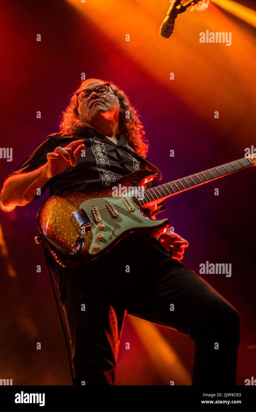 La band messicana Cafe Tacvba si esibisce dal vivo al Festival di Musica vive Latino 2022 di Saragozza, Spagna Foto Stock