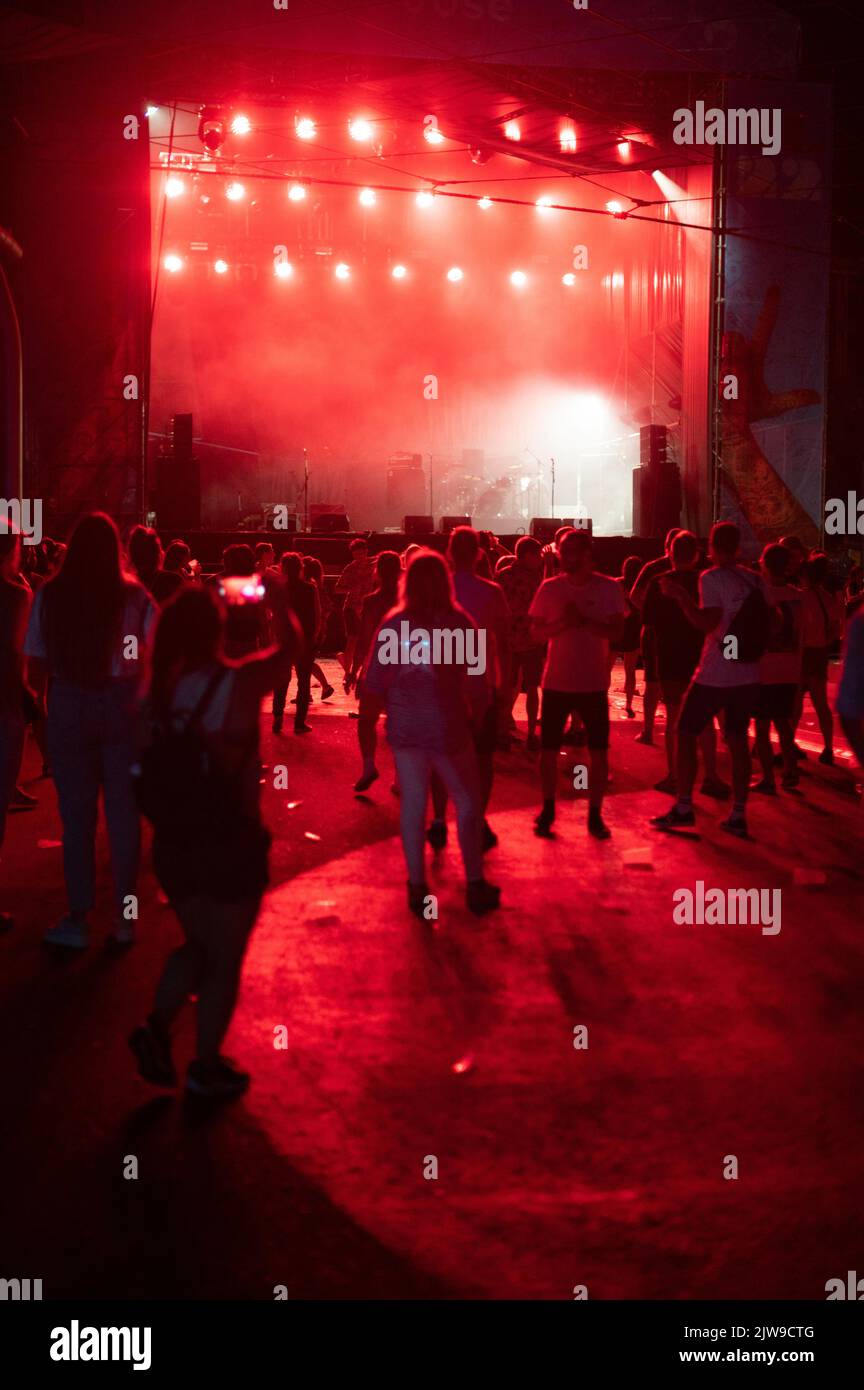 Le persone ballano durante il Festival di Musica vive Latino 2022 a Saragozza, Spagna Foto Stock