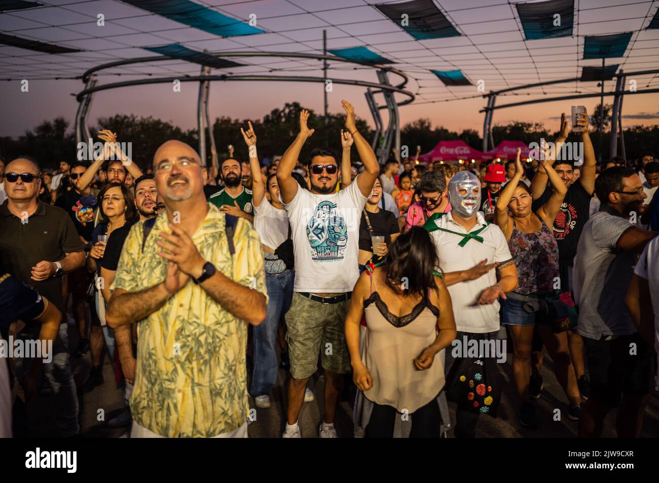 La folla ascolta e balla con la band messicana Instituto Mexicano del Sonido durante il Festival di Musica vive Latino 2022 a Saragozza, Spagna Foto Stock