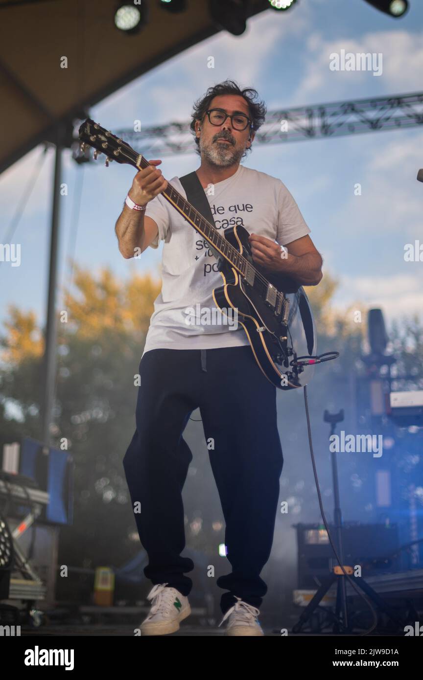 L'artista spagnolo Ivan Ferreiro e la sua band suonano dal vivo durante il Festival vive Latino 2022 di Saragozza, Spagna Foto Stock